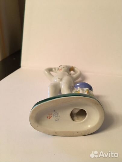 Фарфоровая статуэтка 