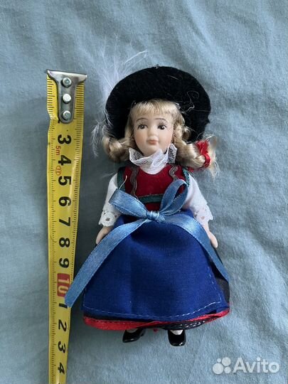 Кукла фарфоровая
