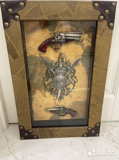 Картина - пано, гербы и старинные пистолеты