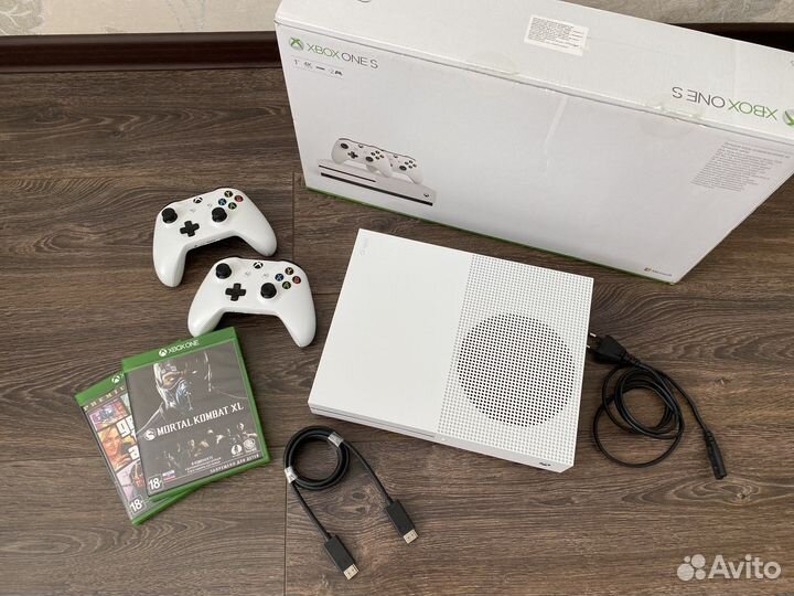 Xbox One S 1tb, 2 геймпада, зарядка и игры
