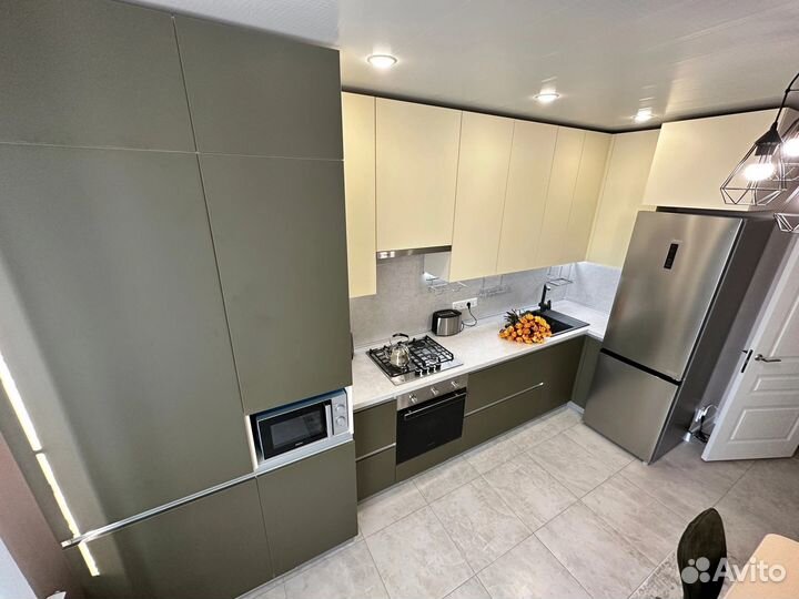 Угловая кухня под потолок на заказ в Челябинске