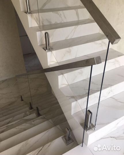 Стеклянное ограждение для лестницы