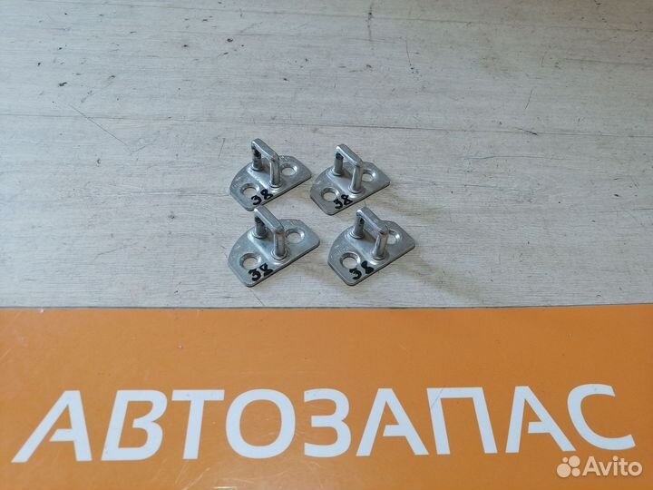 Петля замка двери ответная часть Renault Logan 2