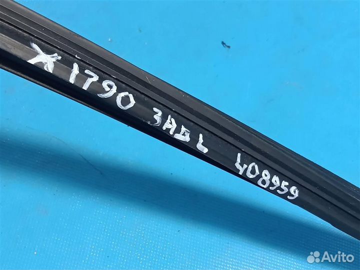 Уплотнитель стекла двери левый Land Rover range R