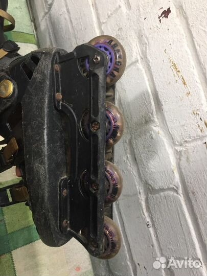 Роликовые коньки с наколенниками