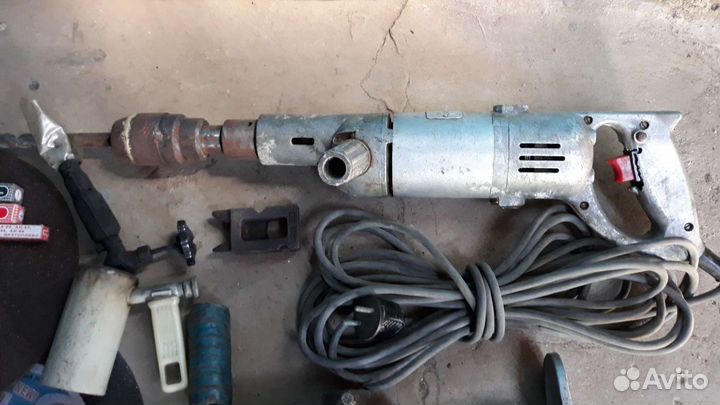 Электросверлилка, наковаленка, паяльная лампа