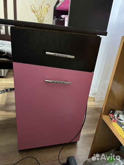 Маникюрный стол