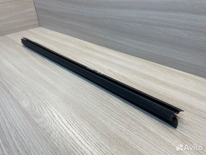 Уплотнитель стекла двери внутренний задний правый