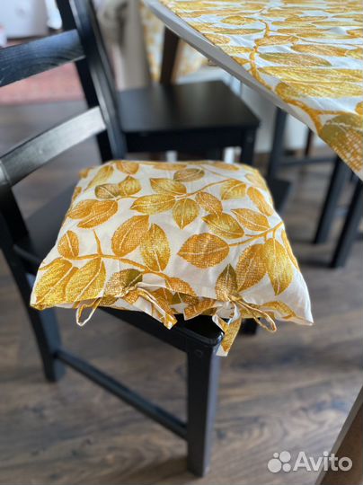 Интерьерное решение скатерть наволочки картина