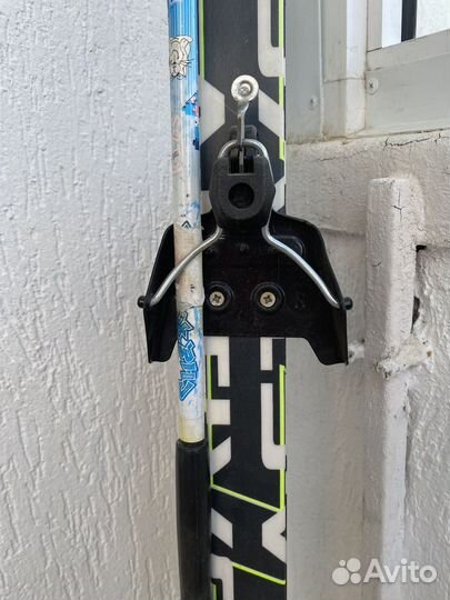 Лыжные ботинки и лыжи