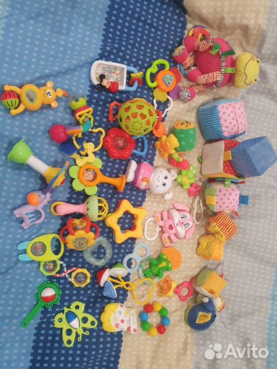 Пакет развивающих игрушек,погремушек,грызунков