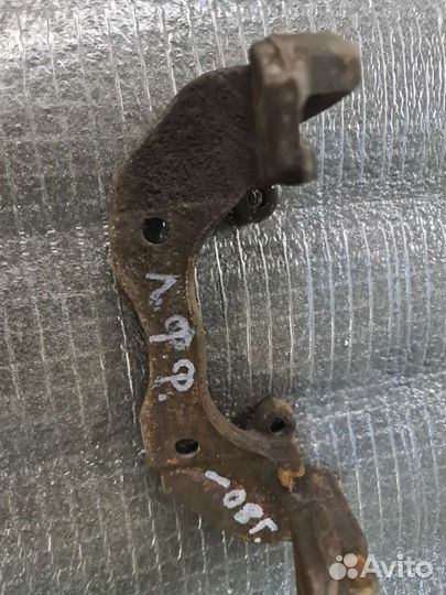 Скоба переднего левого суппорта форд фокус 2