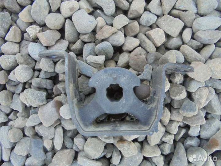 Крепление глушителя Toyota Camry ACV30 2AZ-FE