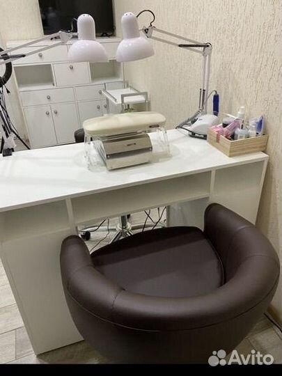 Стул для мастера маникюра на колесиках