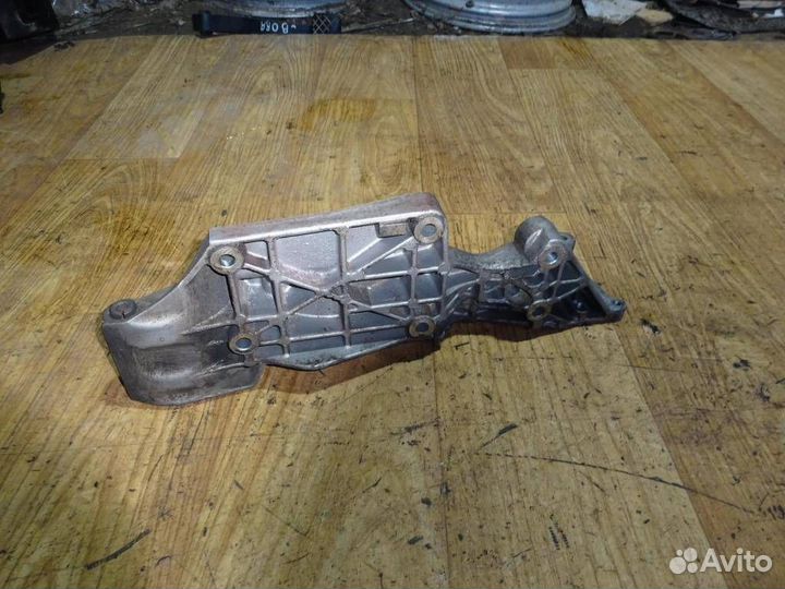 Кронштейн генератора Volkswagen Bora A4 1998-2005