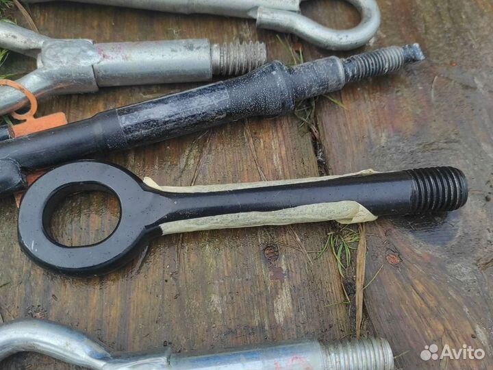 Буксировочный крюк, балонный ключ