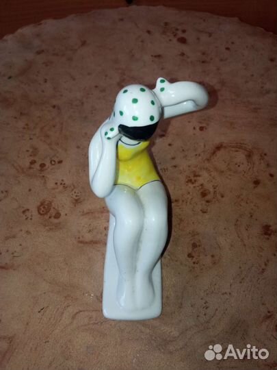 Фарфоровая статуэтка пловчиха Купальщица Гжель