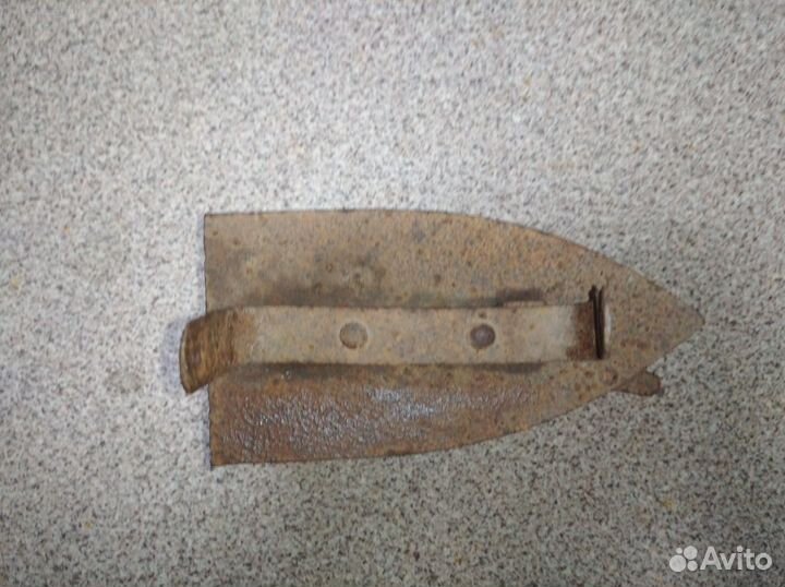 Старый утюг на углях