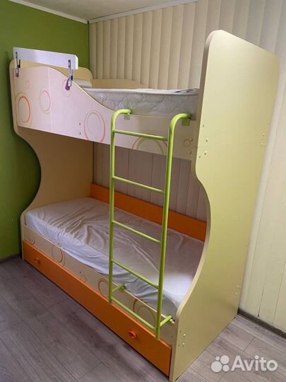 Двухъярусная кровать