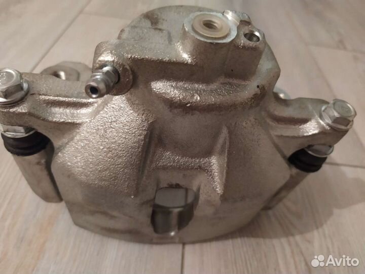 Тормозной суппорт toyota camry V30 2.4л. правый пе