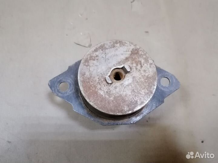 Опора двигателя передняя Volkswagen Passat B4 1995