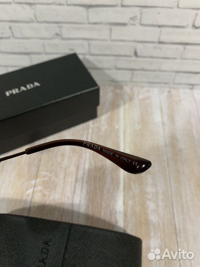 Солнцезащитные очки Prada