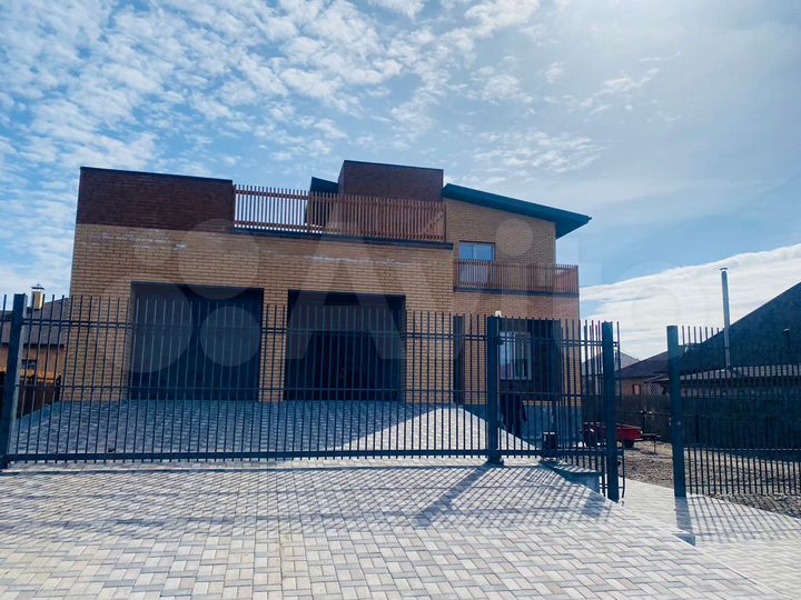 Коттедж 403,1 м² на участке 7,2 сот.