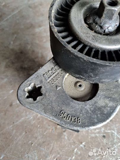 Натяжитель ремня на Mercedes W203