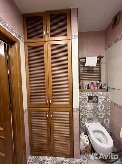 Шкаф с жалюзийными дверьми