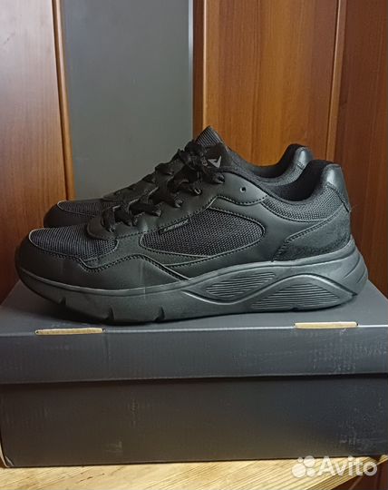 Черные кроссовки Demix