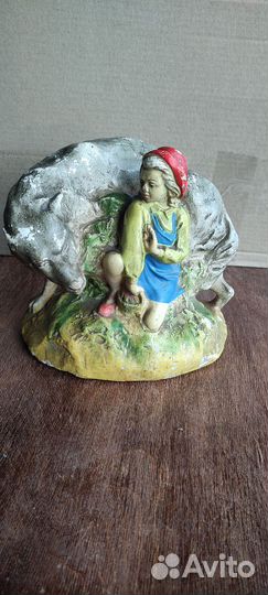 Статуэтка из гипса красная шапочка и серый волк