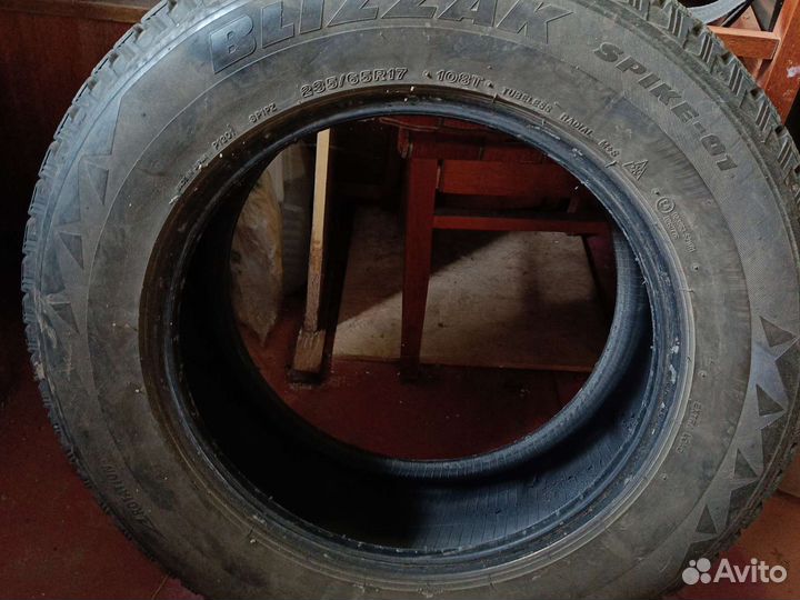 Bridgestone Blizzak Spike-01 235/65 R17 108T