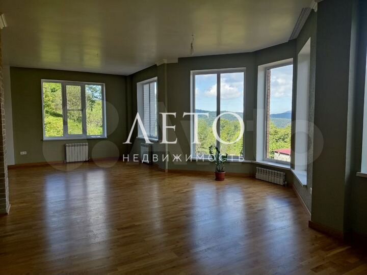 Коттедж 250 м² на участке 7 сот.