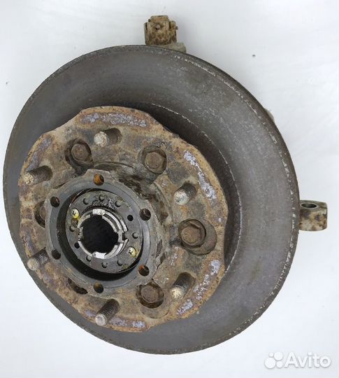 Ниссан PickUp Кулак поворотный ступица левая