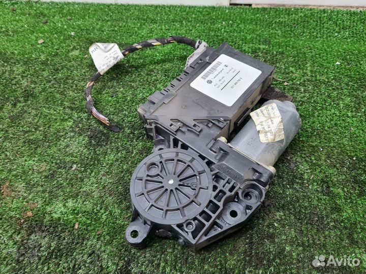 Моторчик стеклоподъемника передний правый Touareg