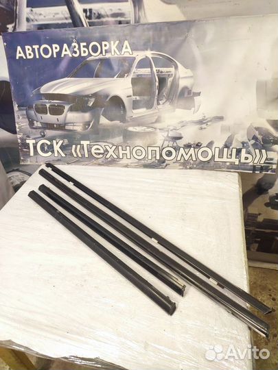 Уплотнитель стекла двери Nissan Primera P10