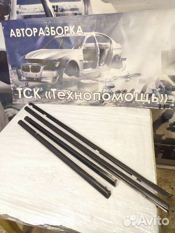 Уплотнитель стекла двери Nissan Primera P10