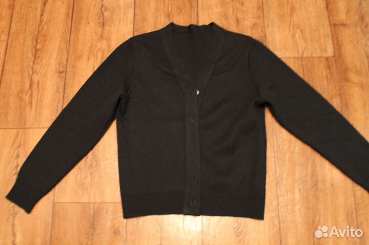 Рубашки и темно-синяя кофта