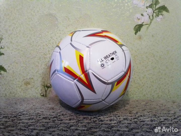 Футбольный и волейбольный мячи