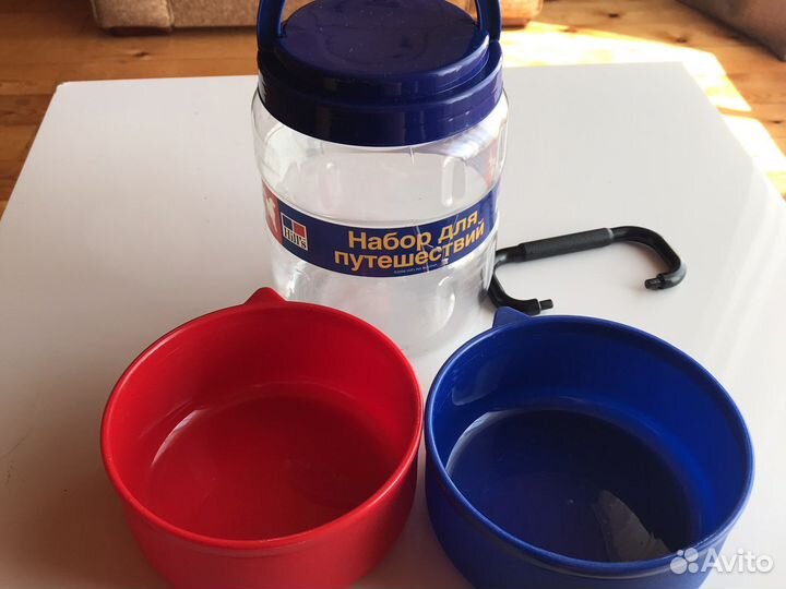 Дорожный контейнер для сухого корма и волы