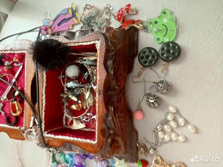 Резная шкатулка с украшениями