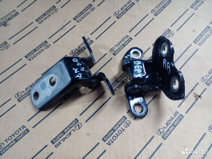 Петля задней правой двери Lexus GX460