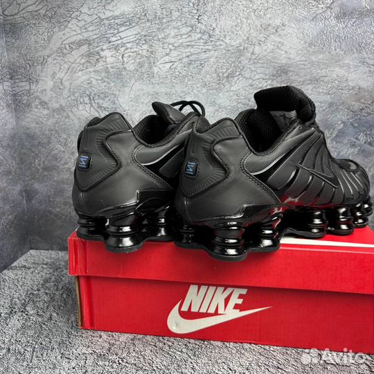 Кроссовки Nike Shox TL на руках