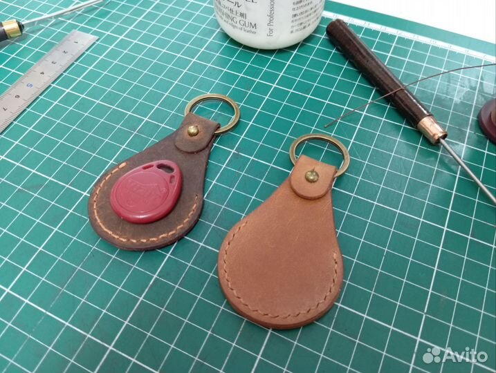 Кожаный брелок-чехол по магнитку