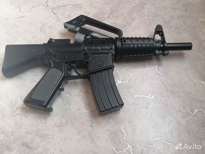 Автомат (М4) стреляет пистонами