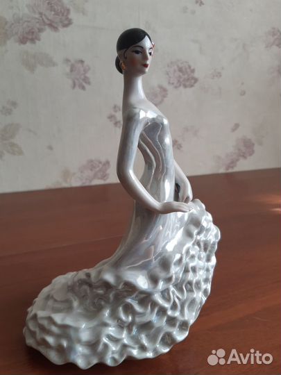 Фарфор, Танцовщица с веером