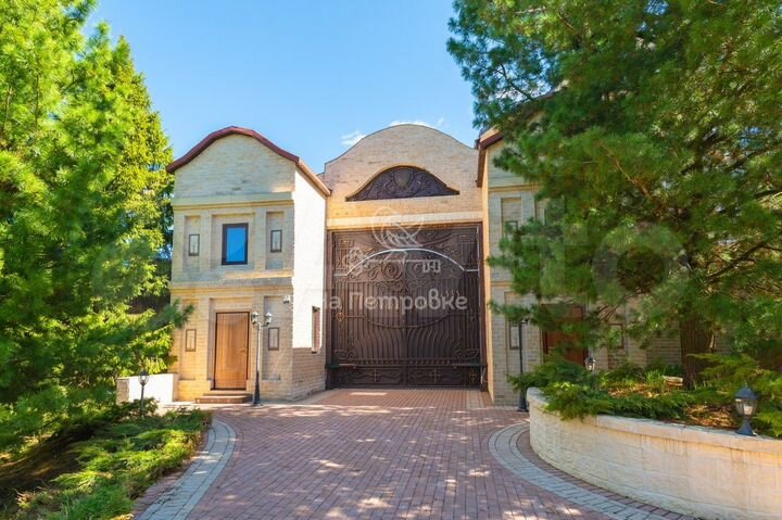 Коттедж 2009 м² на участке 90 сот.