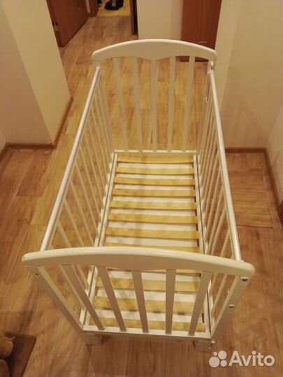 Детская кровать с маятником