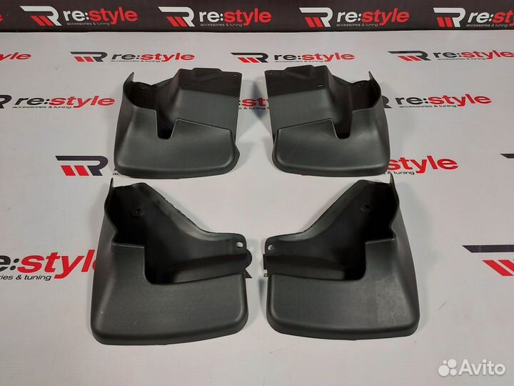 Брызговики Toyota Hiace 200 12-18г Черные