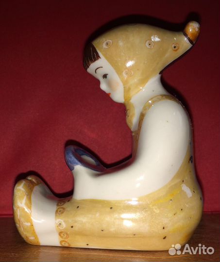 Фарфоровая статуэтка. Девочка с зеркалом. Сысерть